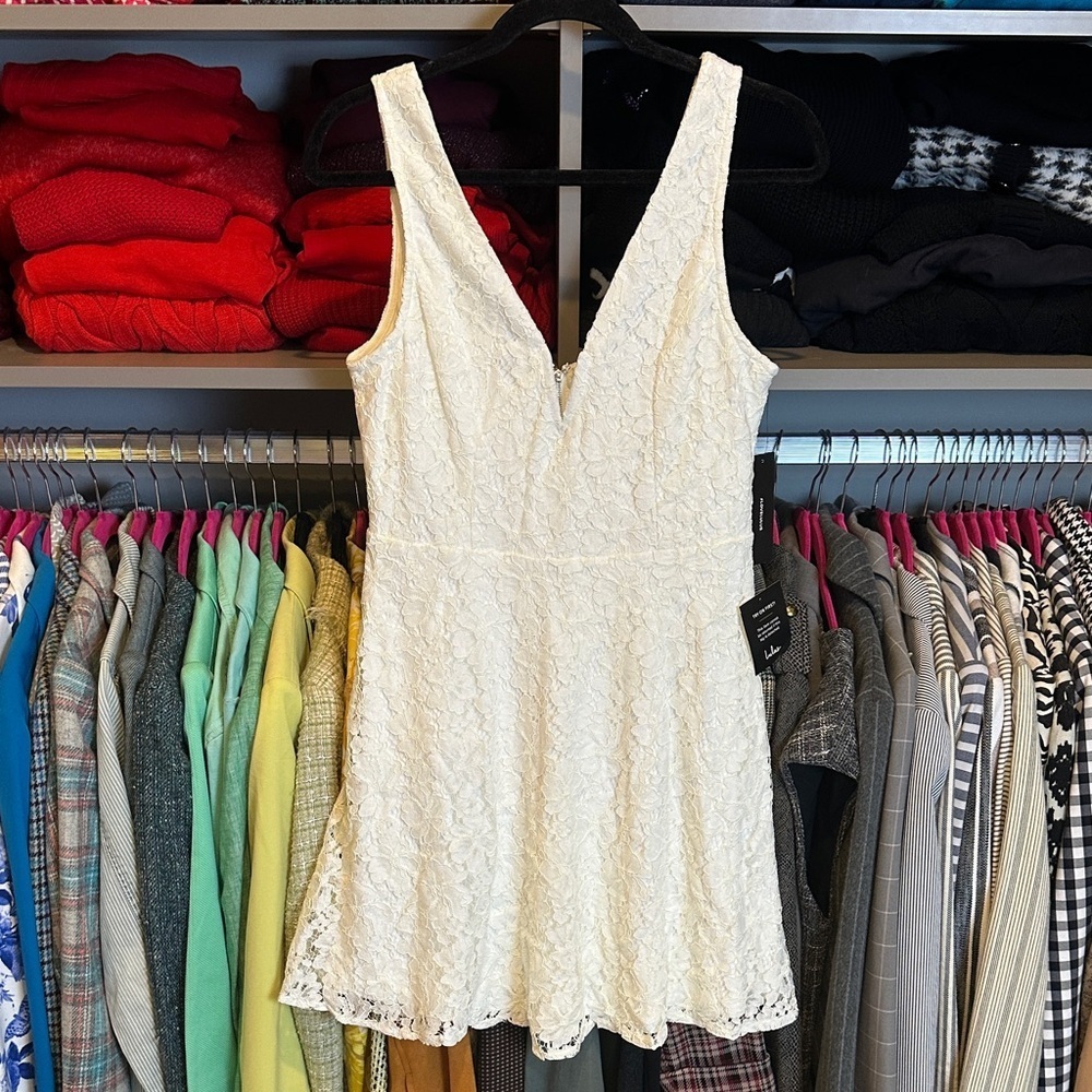 Lulus white lace sleeveless v neck lined back zipper closure dress size M NWT